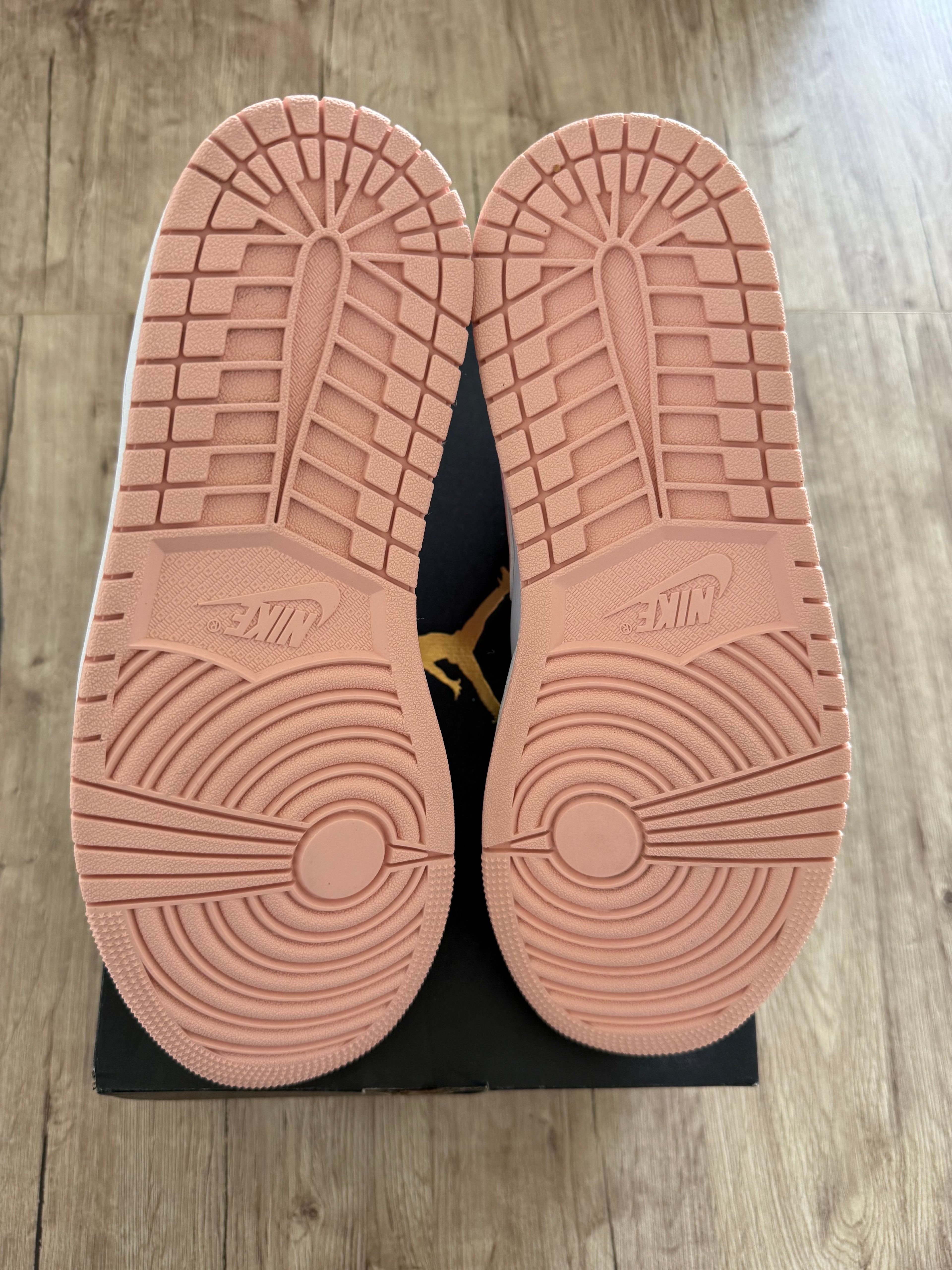 Air Jordan 1 Mid Crimson Tint