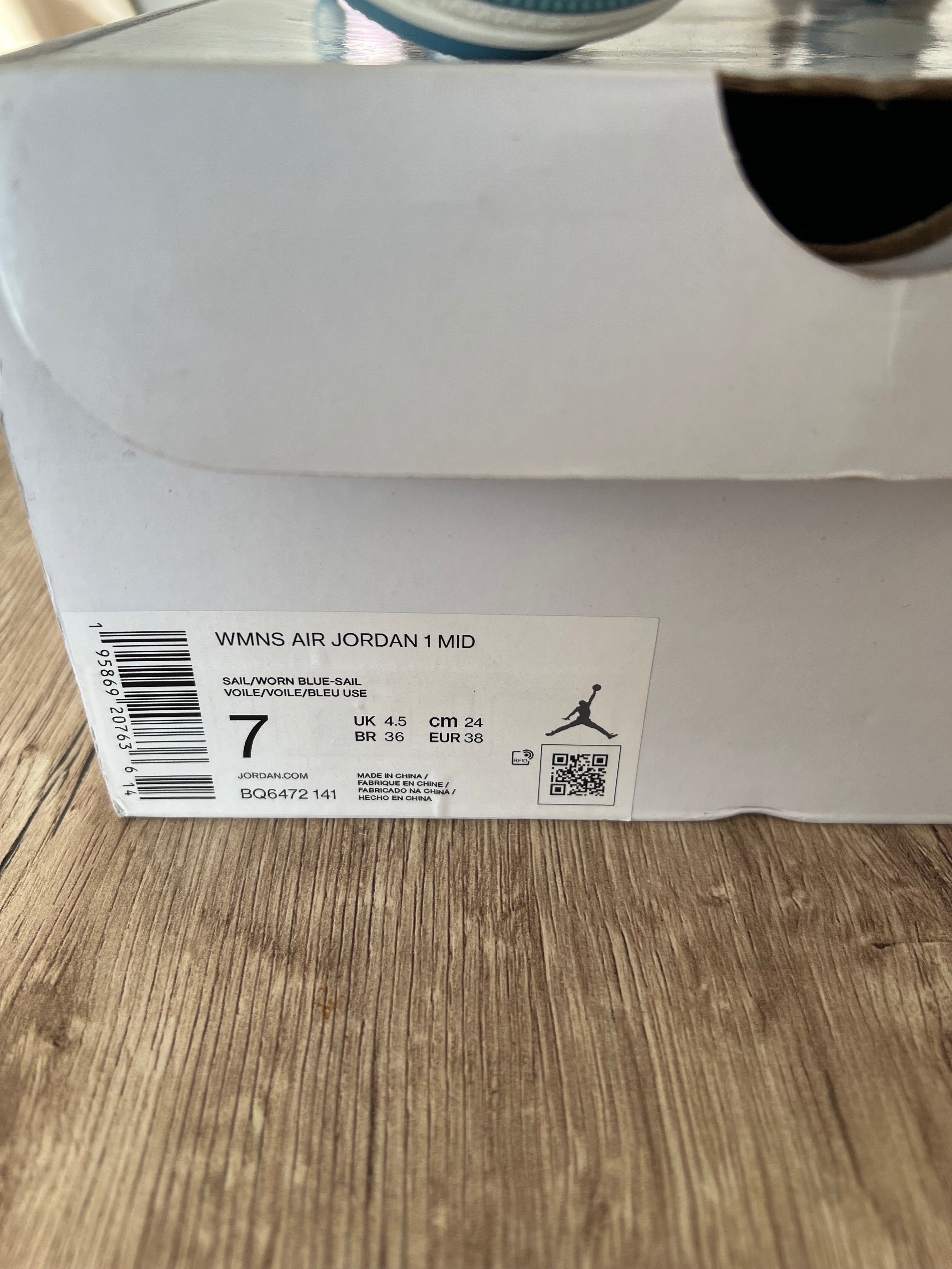 Air Jordan 1 Mid UNC 2022