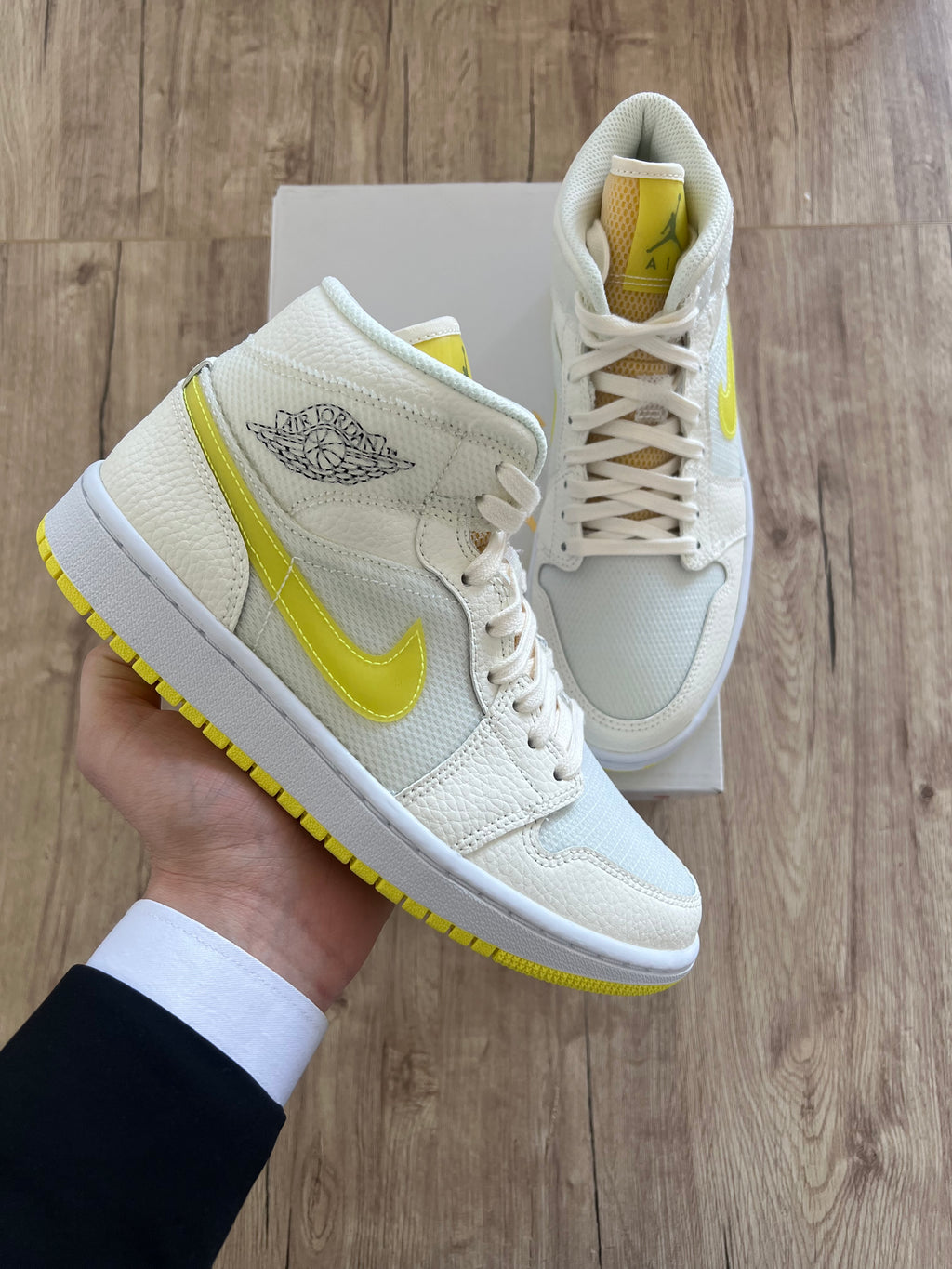 Air Jordan 1 Mid SE Voltage Yellow