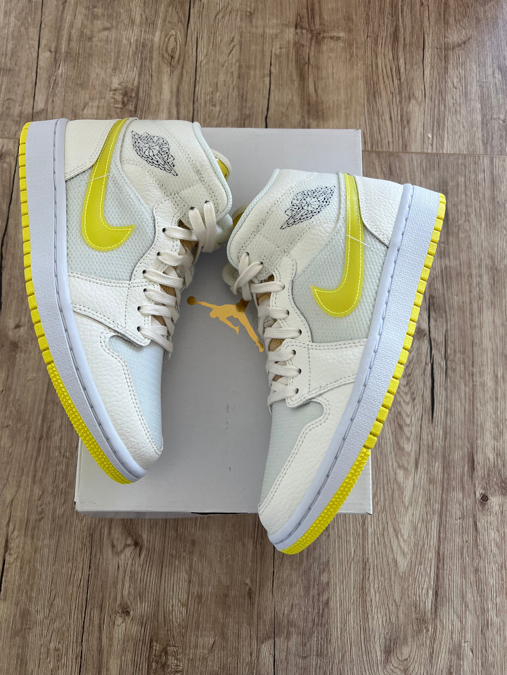 Air Jordan 1 Mid SE Voltage Yellow