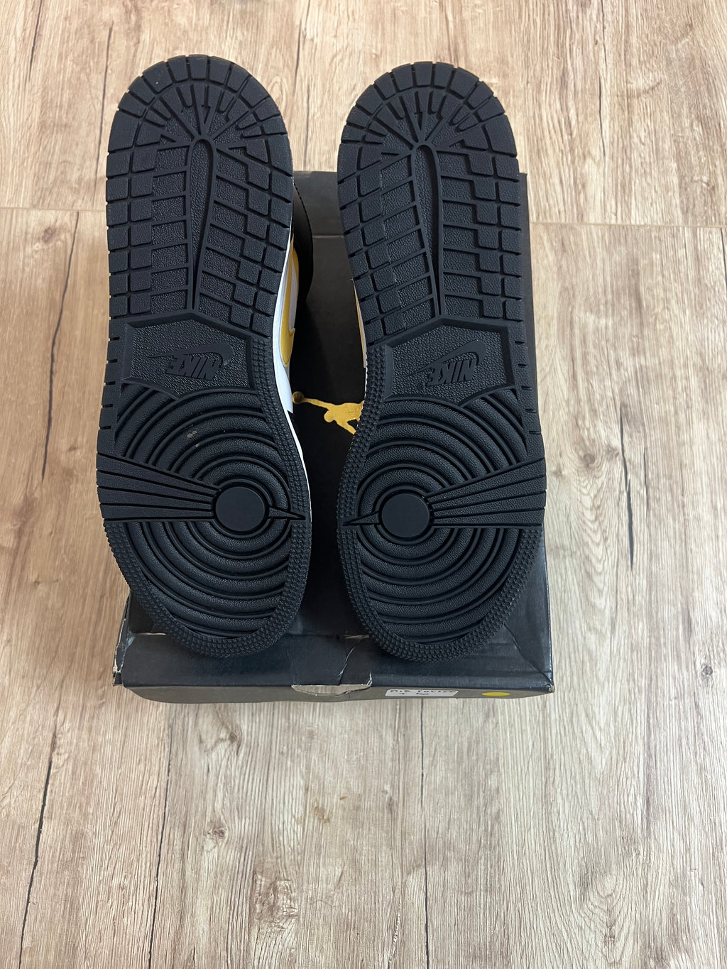 Air Jordan 1 Mid White Pollen Black (GS)