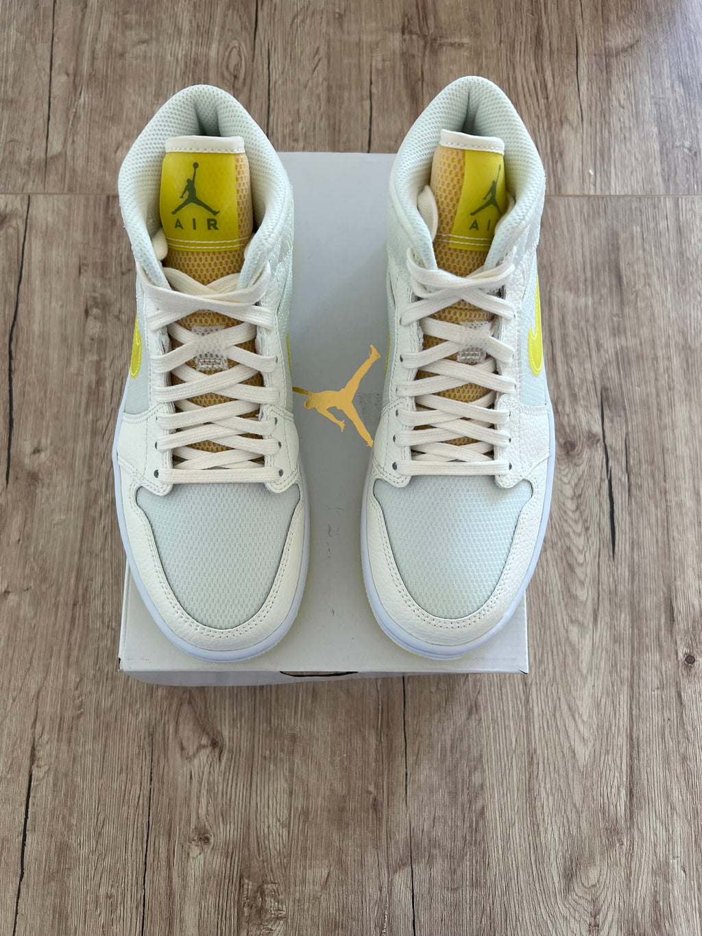 Air Jordan 1 Mid SE Voltage Yellow
