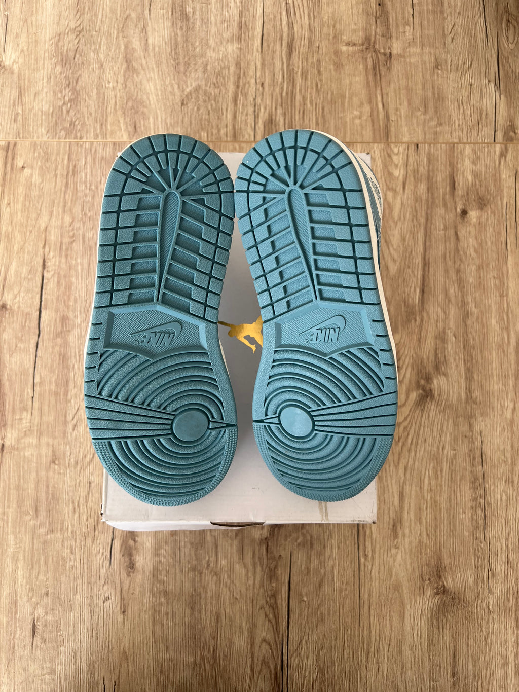 Air Jordan 1 Mid UNC 2022