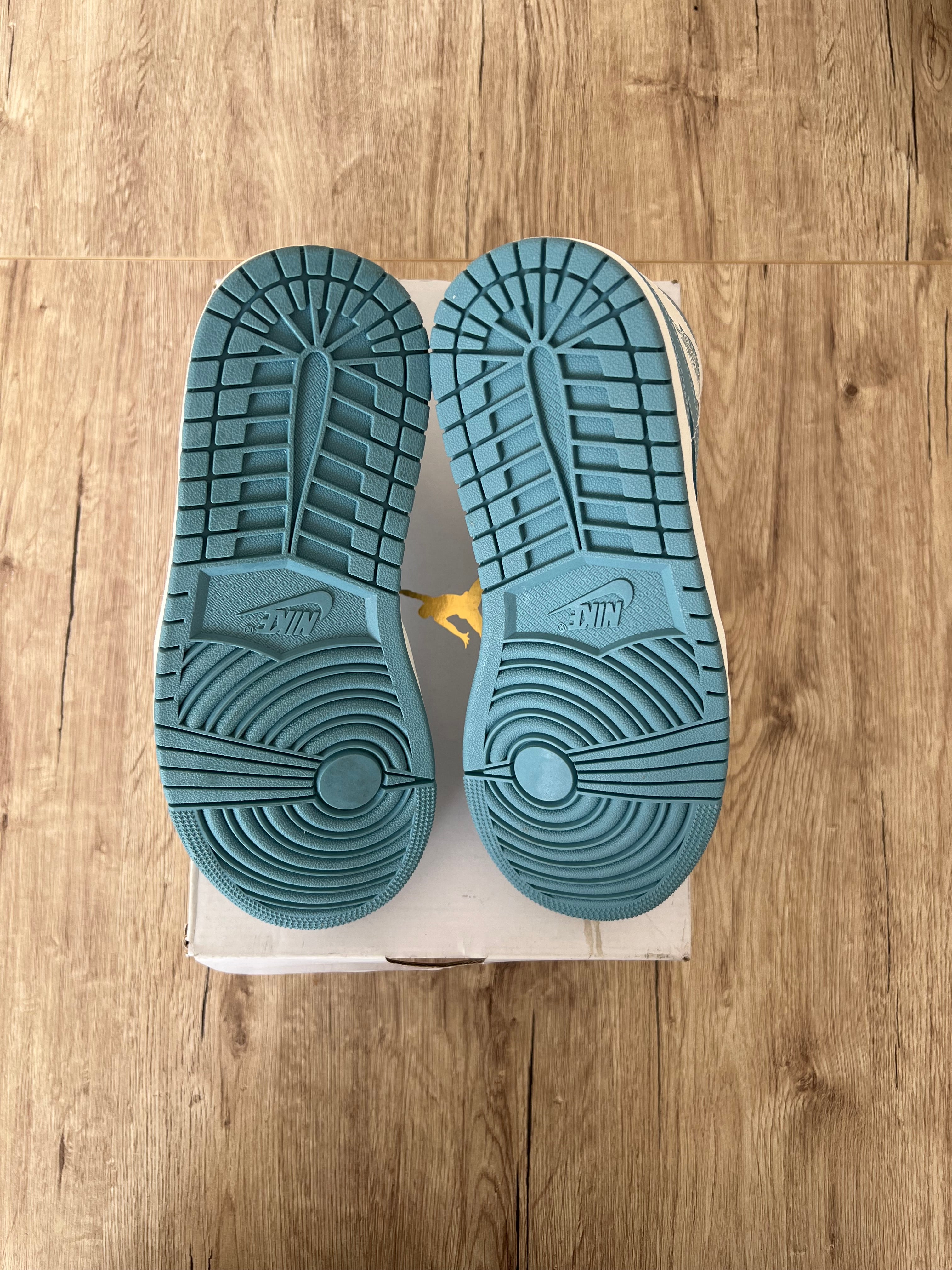 Air Jordan 1 Mid UNC 2022