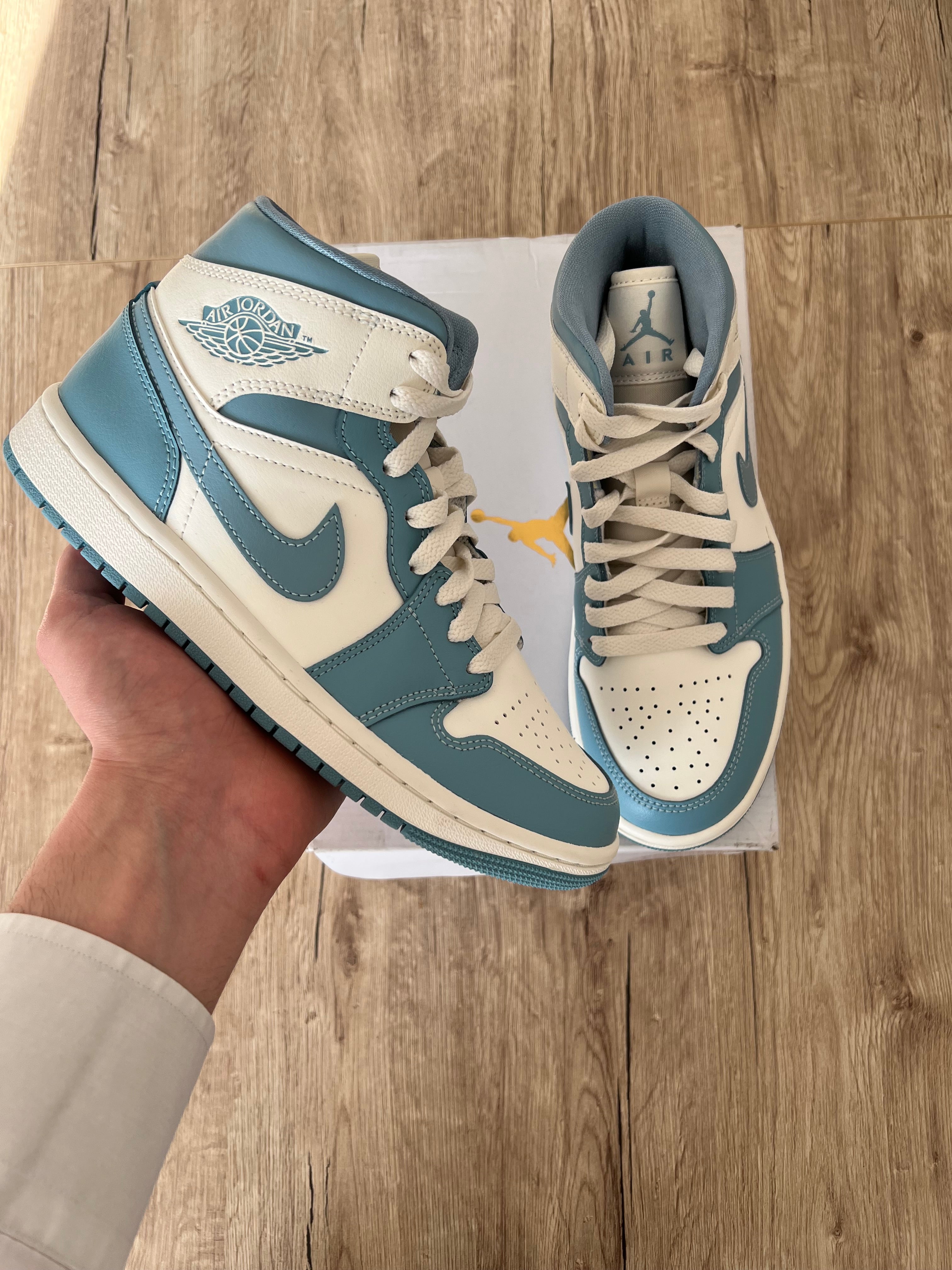 Air Jordan 1 Mid UNC 2022