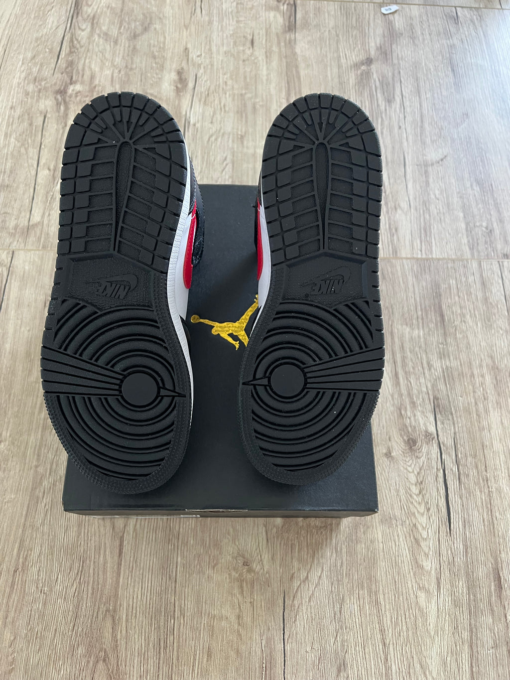 Air Jordan 1 Mid Alternate Bred Toe