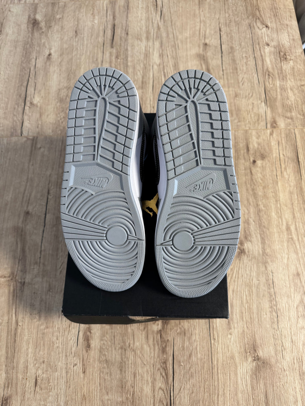 Air Jordan 1 Mid Light Smoke Grey Anthracite