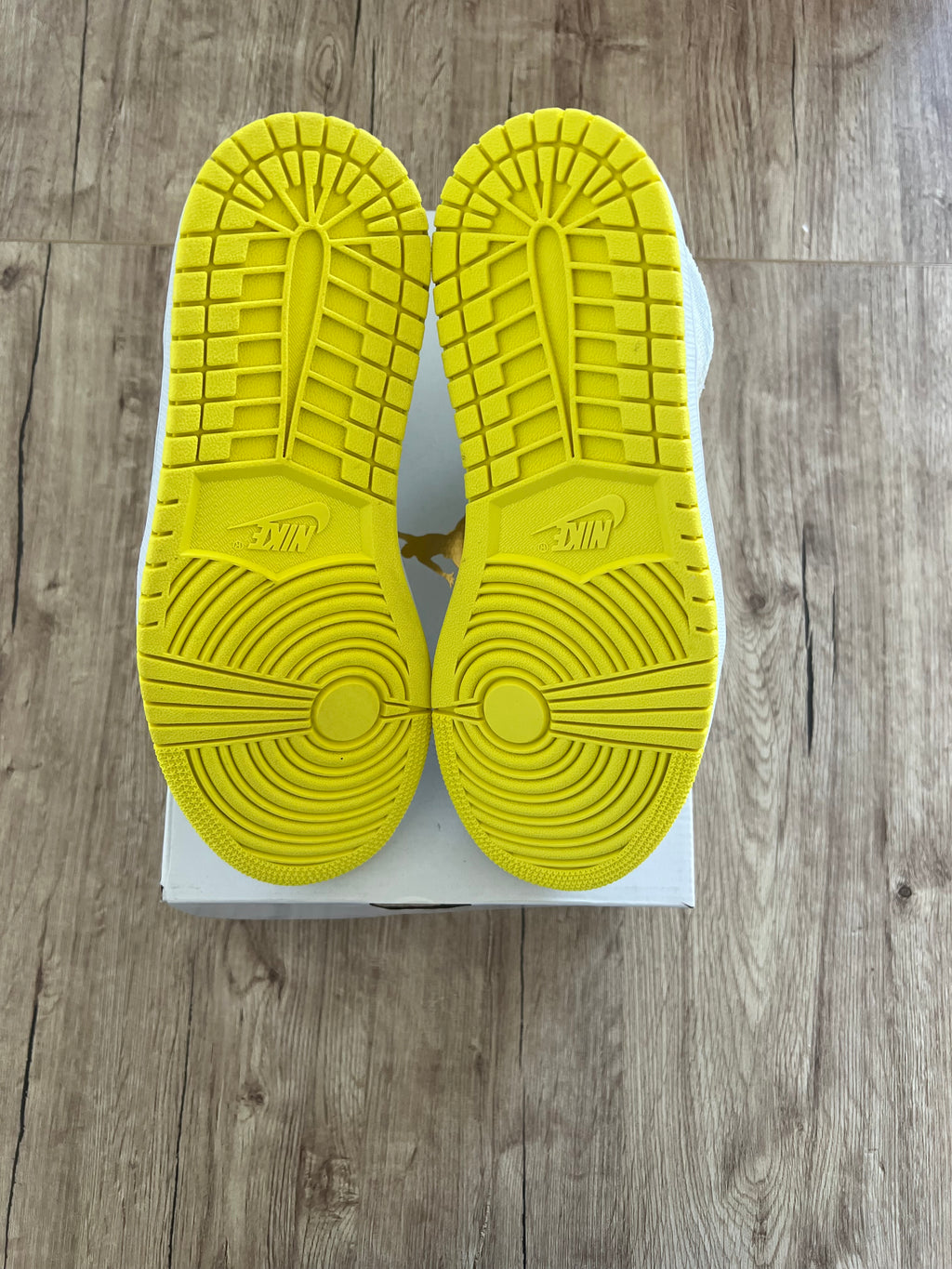 Air Jordan 1 Mid SE Voltage Yellow