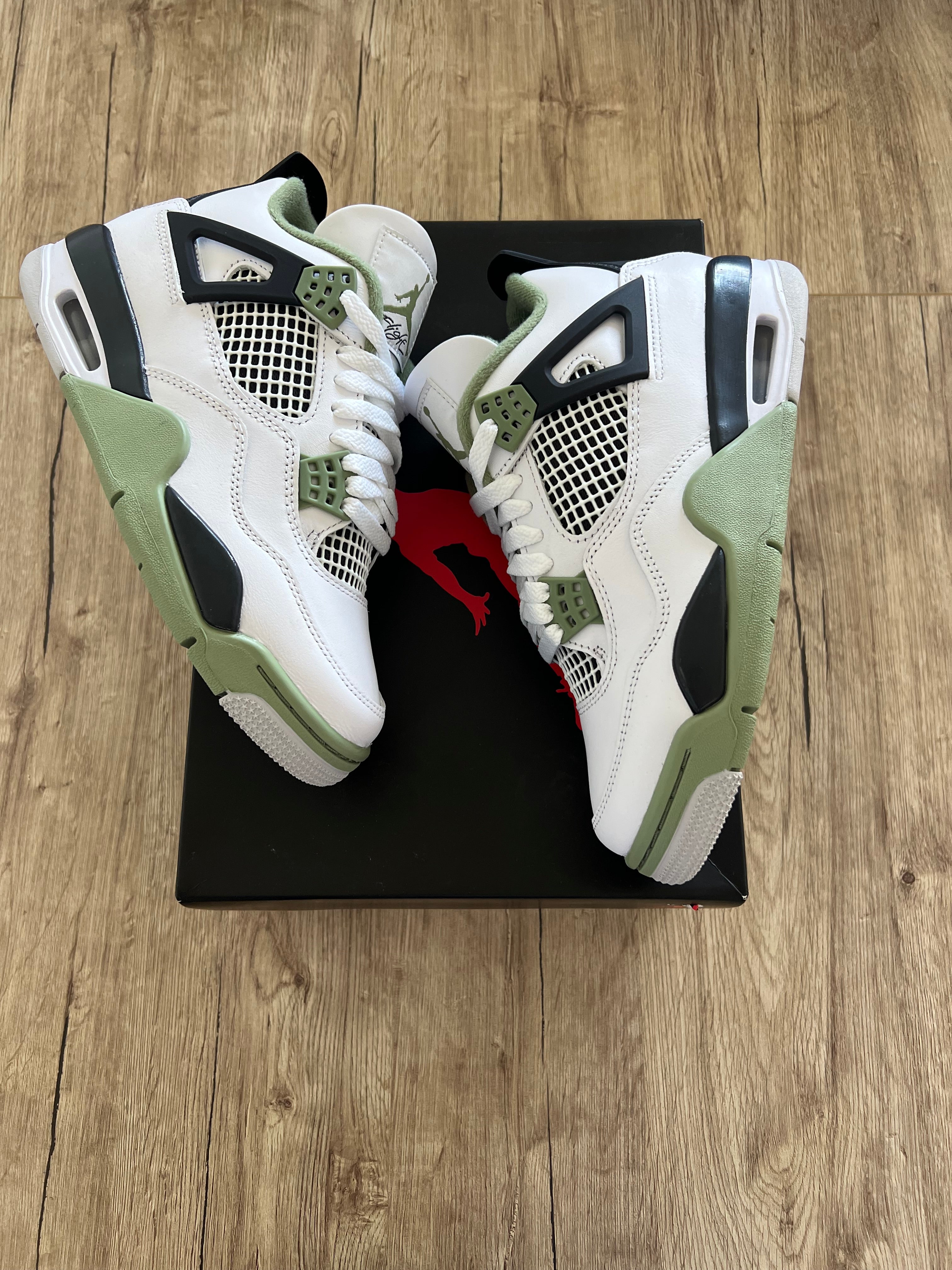 Air Jordan 4 Retro Seafoam