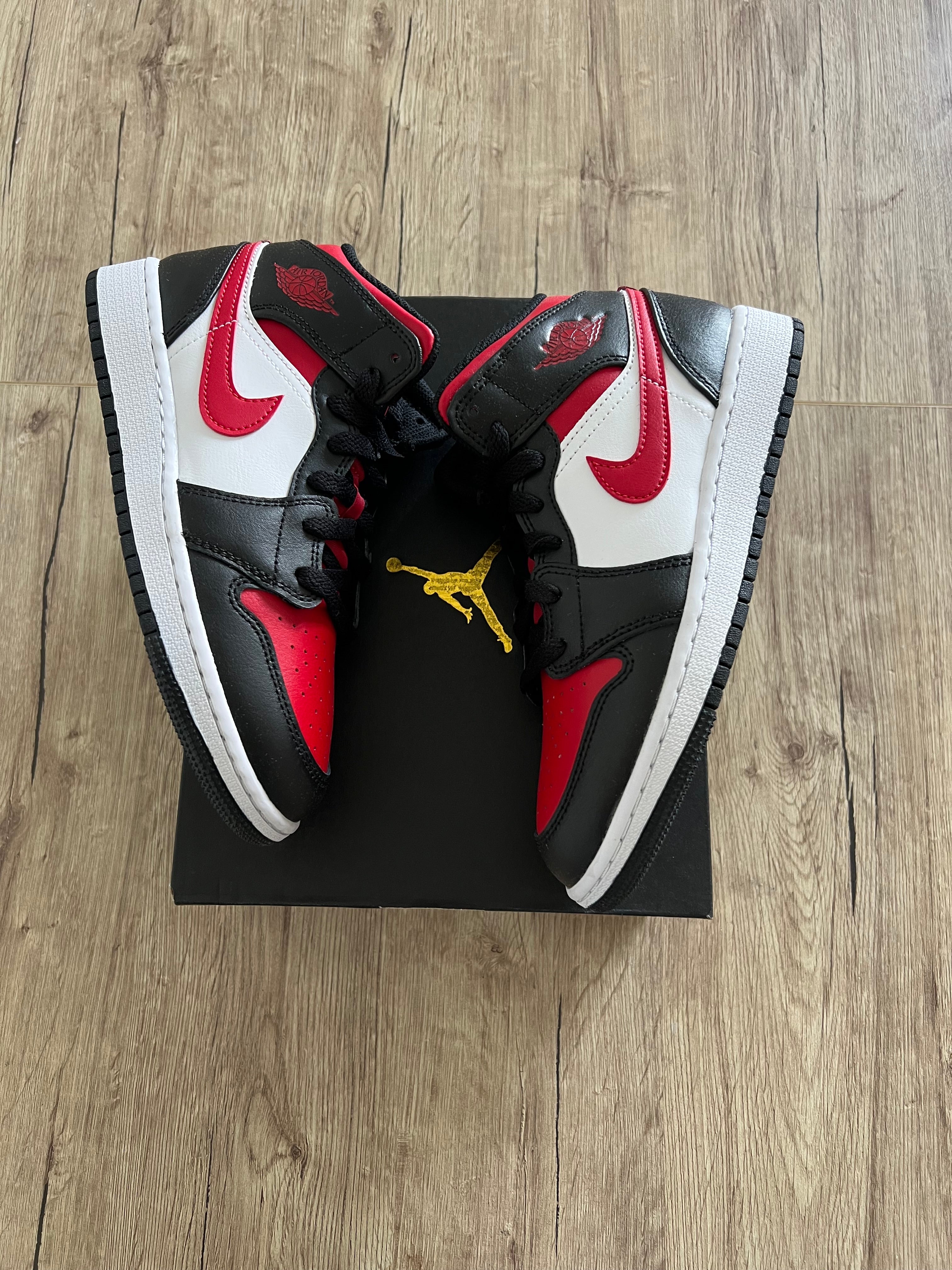 Air Jordan 1 Mid Alternate Bred Toe