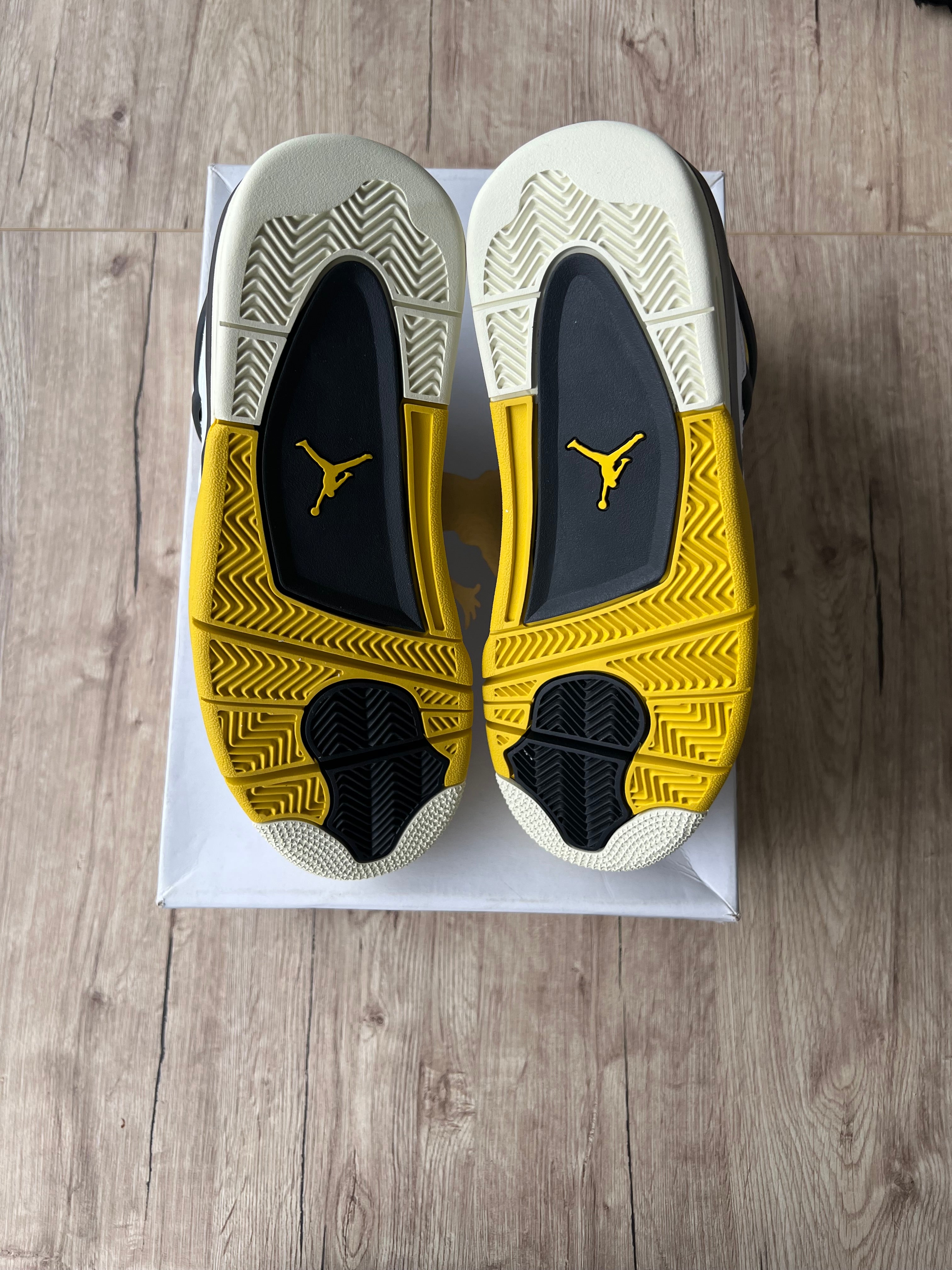Jordan 4 Retro Vivid Sulfur