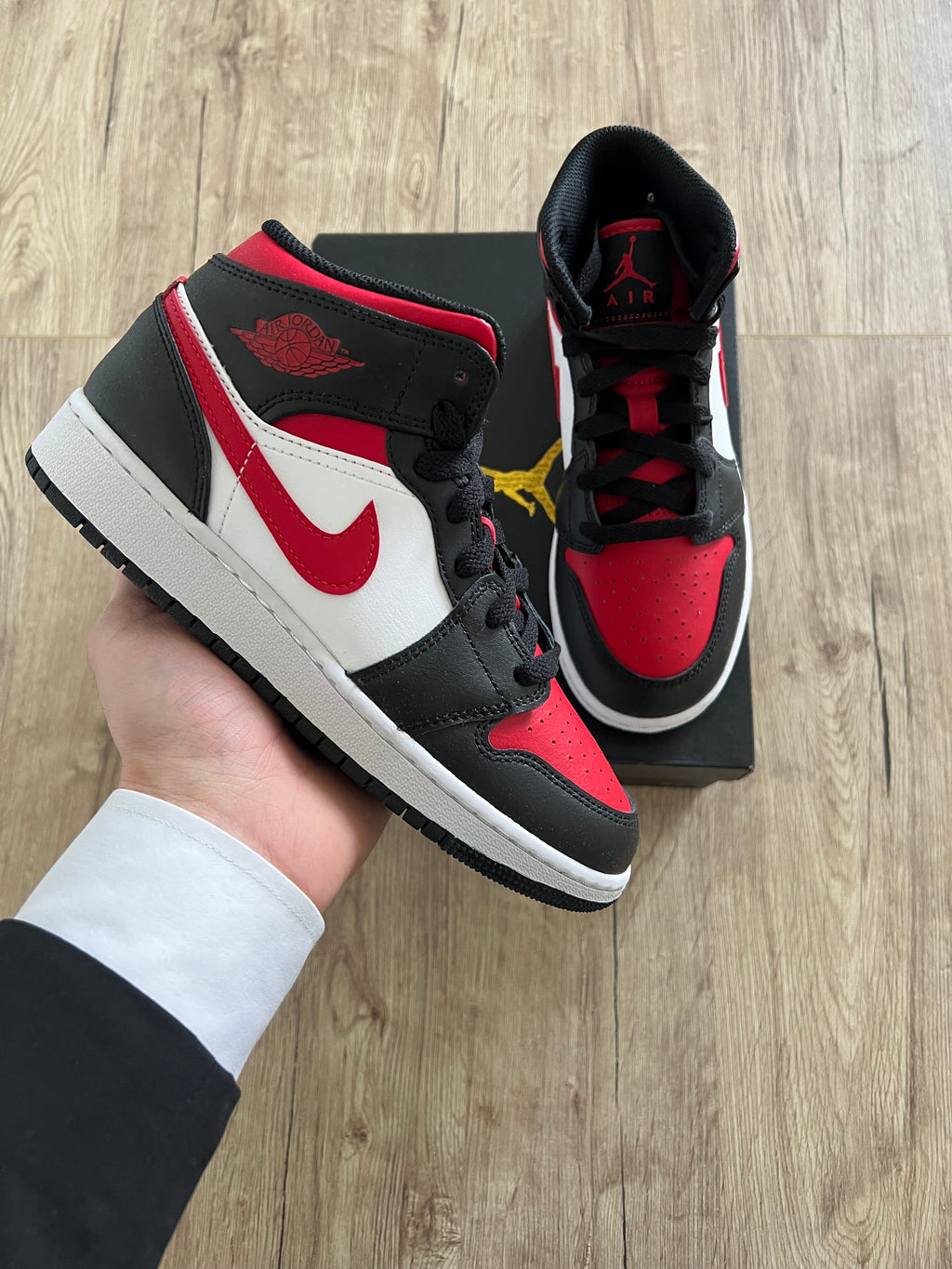 Air Jordan 1 Mid Alternate Bred Toe