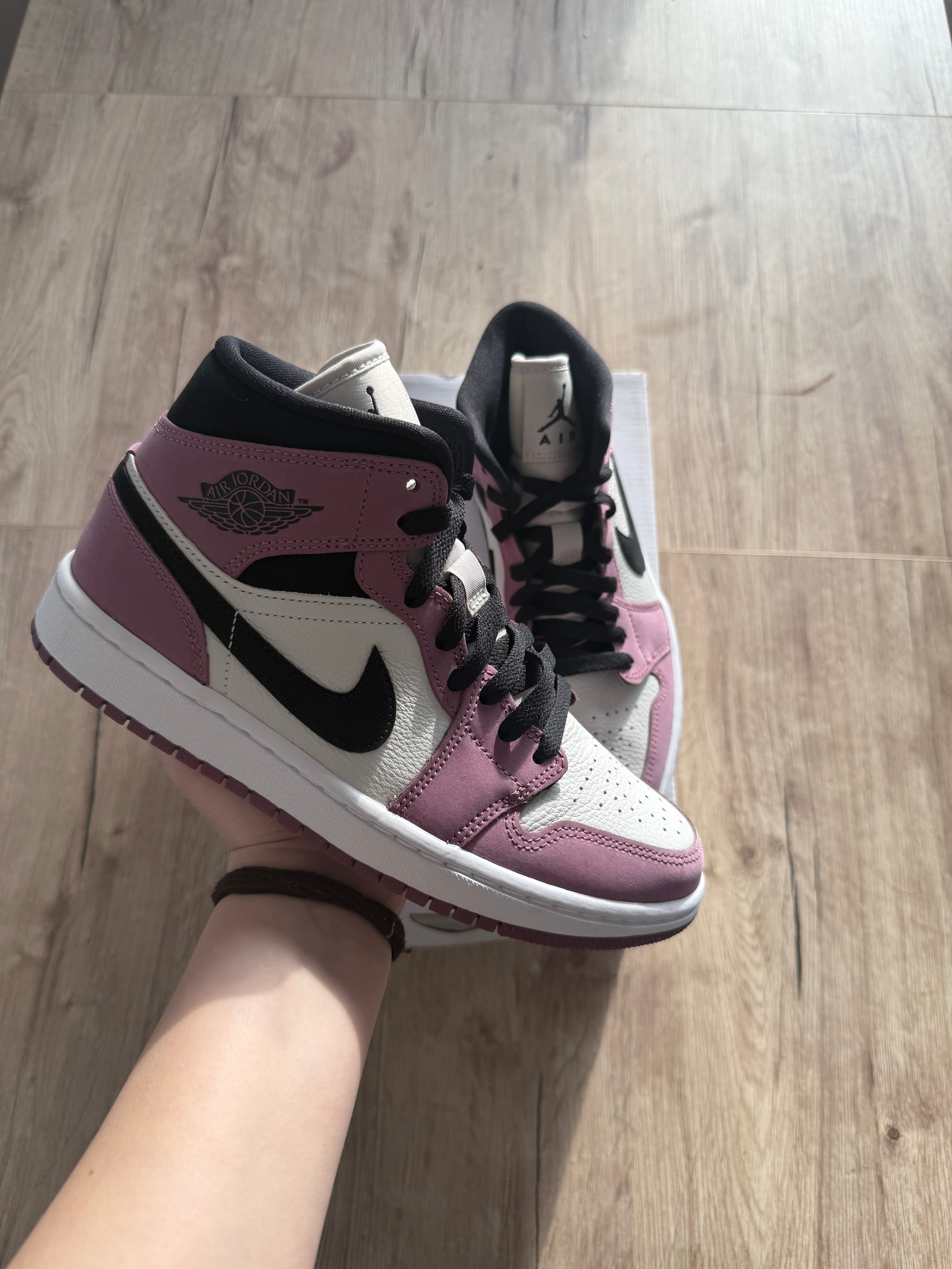 Air Jordan 1 Mid Berry Pink