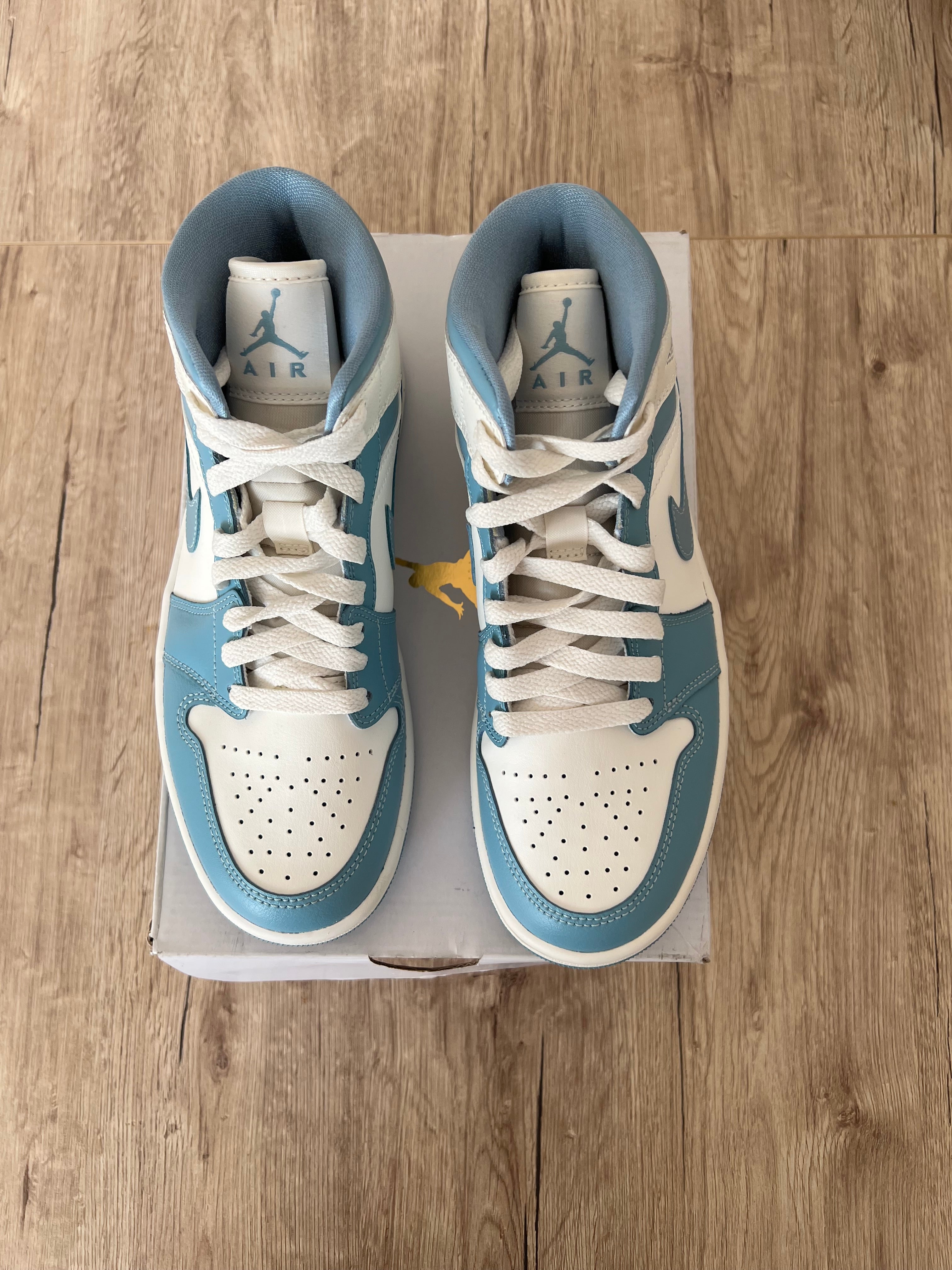 Air Jordan 1 Mid UNC 2022