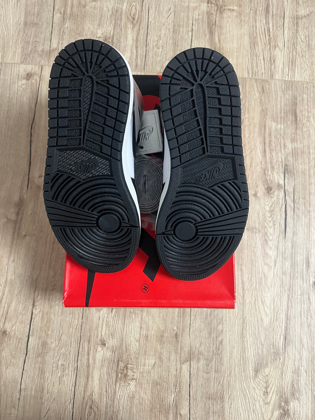 Air Jordan 1 Retro High 'Silver Toe