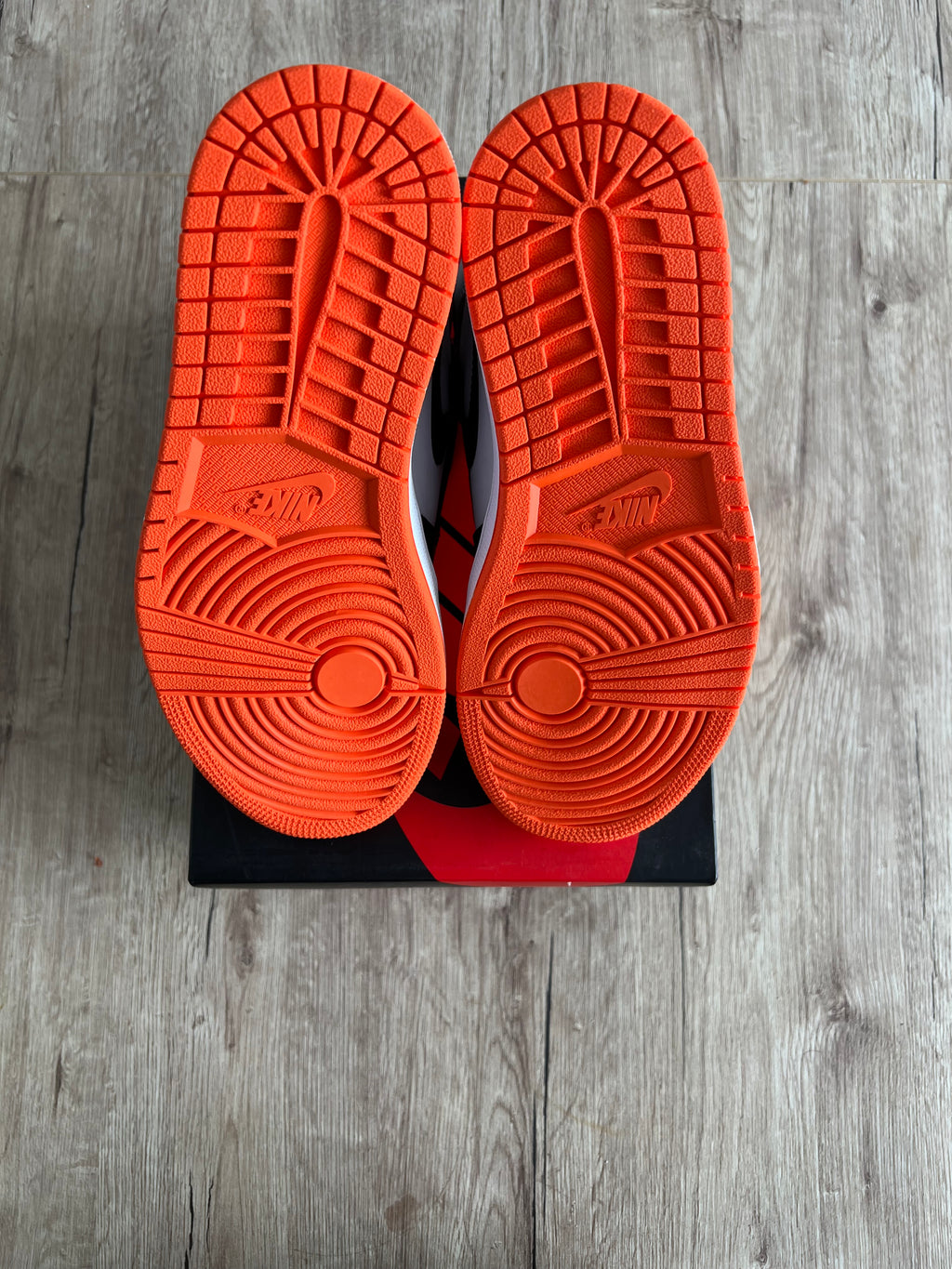 Air Jordan 1 Retro High Electro Orange