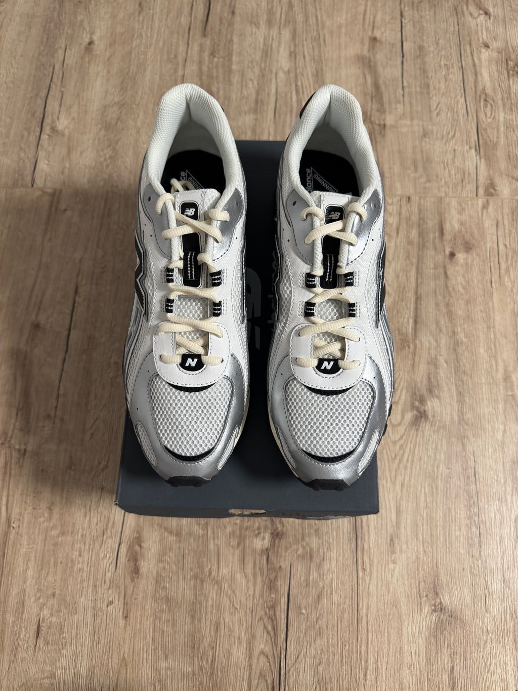 NEW BALANCE 204L METALIC SILVER