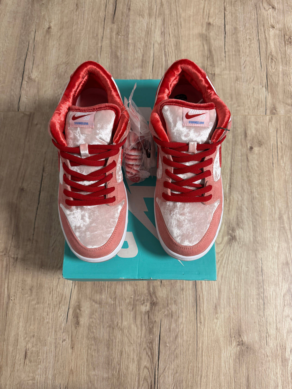 Nike SB Dunk Low StrangeLove Skateboards (Regular Box)
