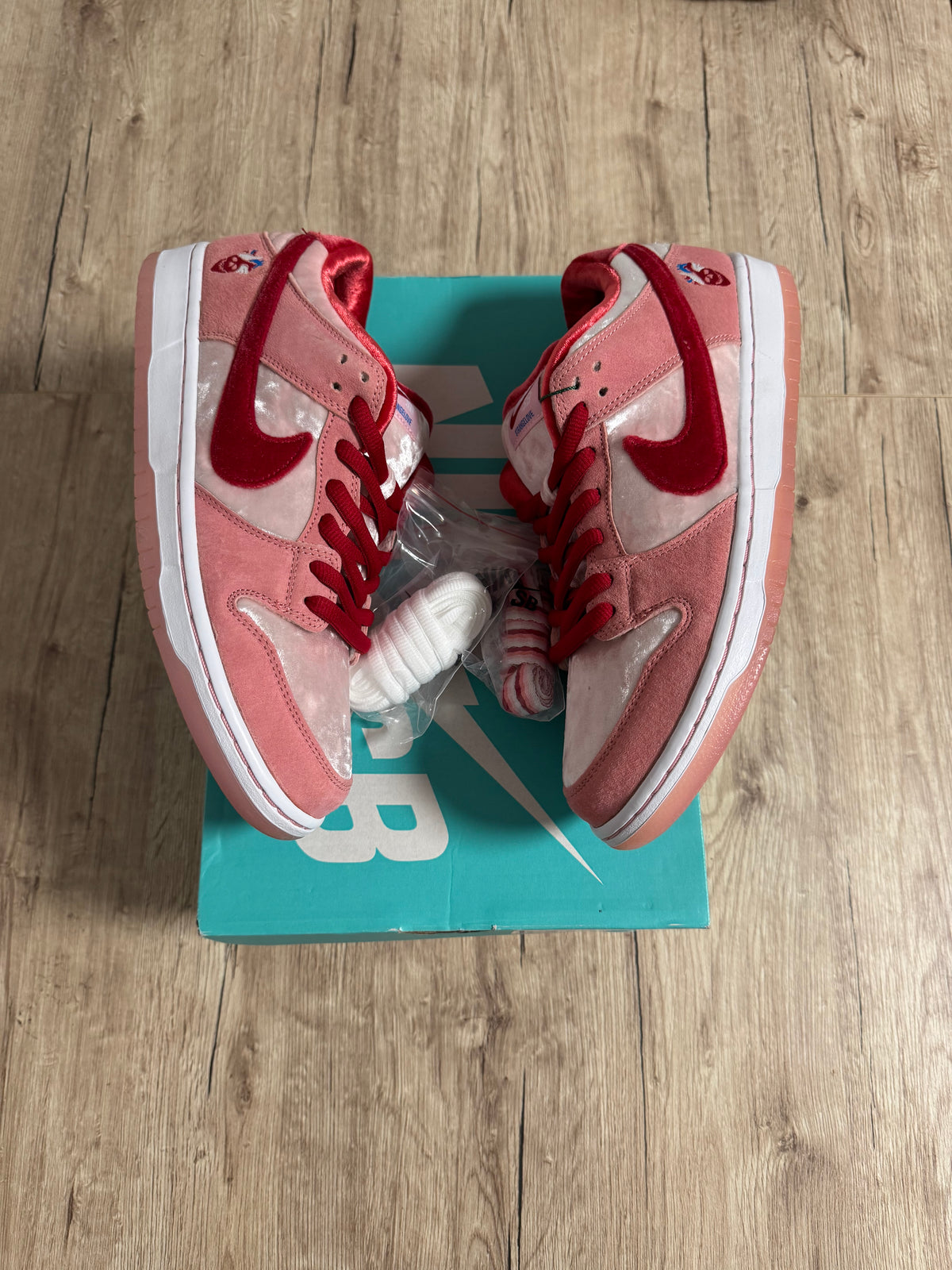 Nike SB Dunk Low StrangeLove Skateboards (Regular Box)